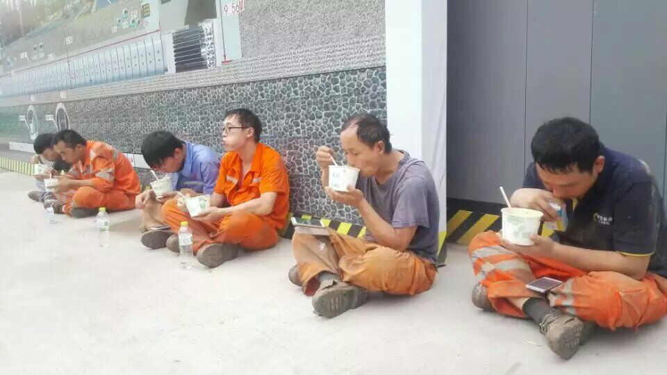 成都頂管機維修改造現(xiàn)場，一線人員席地而坐吃著快餐，只求多點時間解決問題